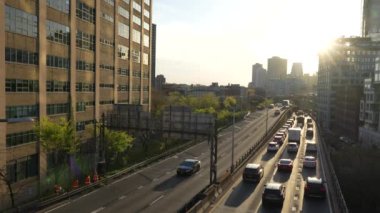 New York, New York - 30 Nisan 2022: Brooklyn-Queens Otoyolu (BQE) DUMBO, Brooklyn 'de gün batımında birçok araba ile doludur.