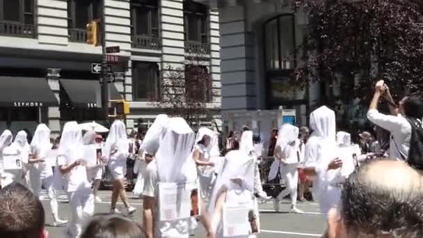 New York Червня 2020 Тихі Протестувальники Марширують Завуальованим Білим Кольором — стокове відео