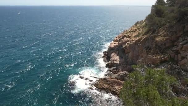 从位于科斯塔布拉瓦的Tossa Mar的坚固岩石海岸俯瞰地中海 海浪冲刷着海岸线 — 图库视频影像