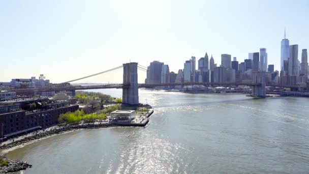 New York City Skyline Skyscrapers Brooklyn Bridge East River Connecting — Vídeo de Stock