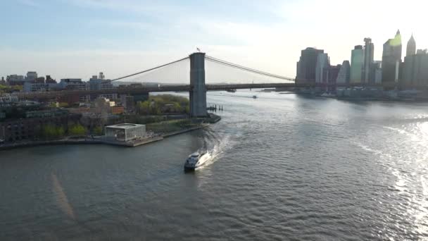 Пором Іст Рівер Прямує Брукліна Бруклінський Міст Єднує Бруклін Мангеттеном — стокове відео