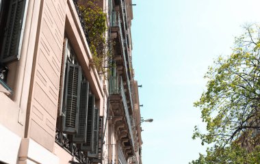 Barselona 'da balkonları ve panjurları olan klasik bir apartman.