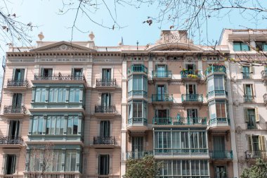 Barselona 'da balkonları ve panjurları olan klasik bir apartman.