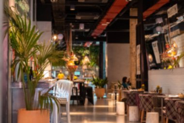 Boş bir restoranın ya da tabloları ve dekorasyonu olan barın içi bulanık