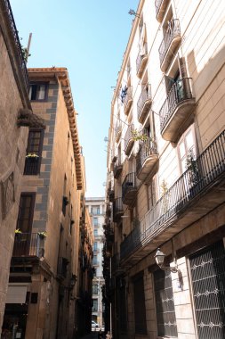 Barselona 'da balkonları ve panjurları olan klasik bir apartman.