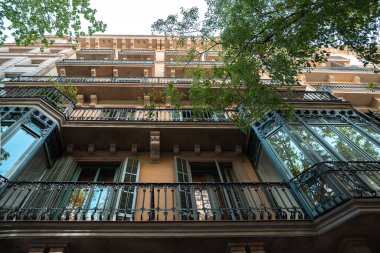 Barselona 'da balkonları ve panjurları olan klasik bir apartman.