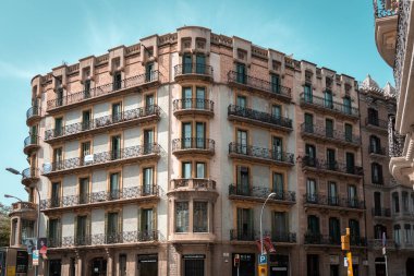 Barselona, İspanya - 16 Nisan 2022: Barcelona 'da balkonları ve panjurları olan klasik apartman