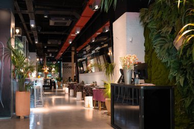 Barselona, İspanya - 16 Nisan 2022: Masa ve dekorasyonlu boş bir restoran veya barın içi