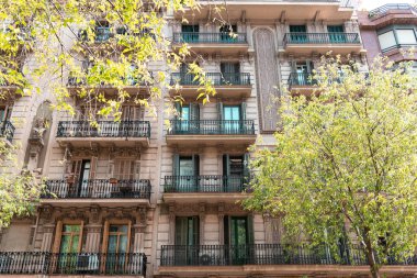 Barselona 'da balkonları ve panjurları olan klasik bir apartman.