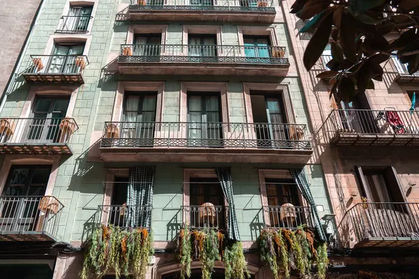 Barselona 'da balkonları ve panjurları olan klasik bir apartman.