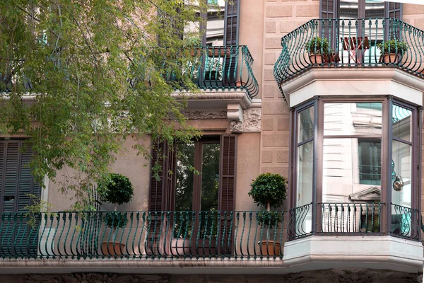 Edificio Apartamentos Clásico Con Balcones Persianas Barcelona — Foto de Stock