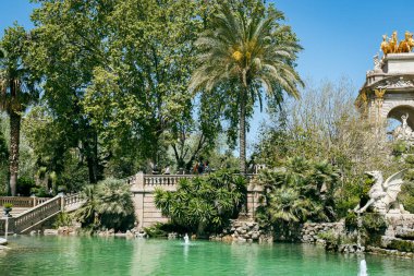 Barcelona, İspanya - 17 Nisan 2022: İspanya 'nın Ciutadella Park' ındaki Carro de la Aurora manzarası