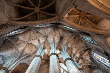 Barselona, İspanya - 16 Nisan 2022: Kutsal Haç Katedrali ve Barselona Katedrali olarak da bilinen Aziz Eulalia 'nın içinde. Gotik kilise.