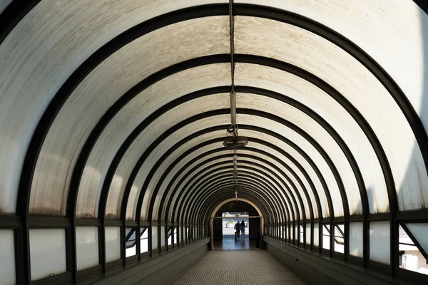 Túnel Circular Con Peatones Saliendo Dentro Del Pasillo Para Cruzar —  Fotos de Stock