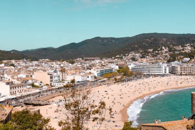 İspanya, Tossa de Mar 'da bir sahil ve tepeler görünüyor. Katalonya kıyıları