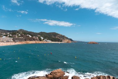İspanya, Tossa de Mar 'da bir sahil ve tepeler görünüyor. Katalonya kıyıları
