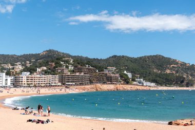 Barcelona, İspanya - Nisan 176, 2022: Tossa de Mar, İspanya 'da bir sahil ve tepelerin manzarası. Katalonya kıyıları