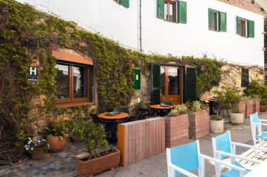 Akdeniz restoranının açık hava koltuğu. El fresco boş sandalyelerle yemek yiyor.