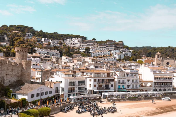 Barselona, İspanya - 16 Nisan 2022: Tossa de Mar, İspanya 'da bir plaj ve tepelerin manzarası. Katalonya kıyıları