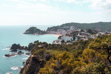 Kayalık tepeler ve ağaçlarla kıyı manzarası. İspanya 'da Costa Brava kıyısı