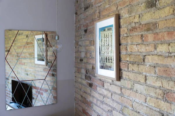 Interior Room Exposed Brick Wall Mirror Reflecting Picture Light Bulb — Fotografia de Stock