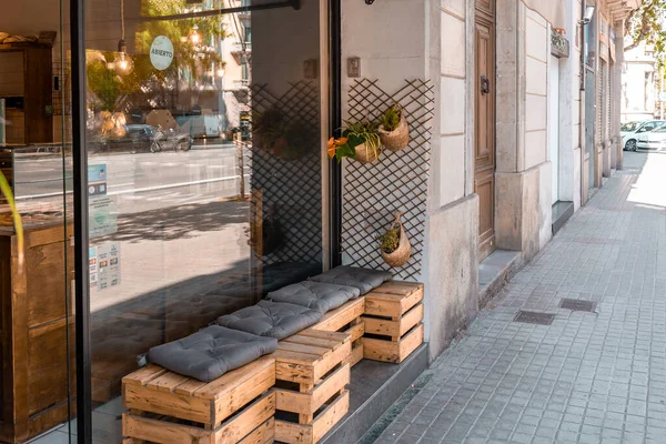 Barcelona Spain April 2022 Outdoor Seating Made Wooden Crates Cushions — Fotografia de Stock