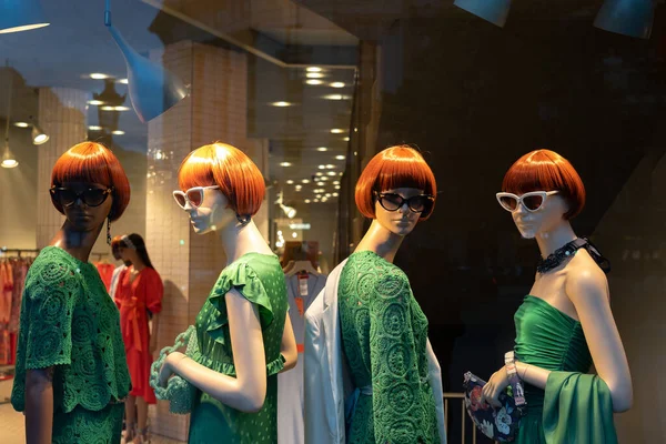 Female Mannequins Wearing Stylish Green Clothes Collection Dummies Store Window — Stockfoto