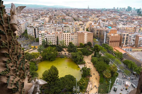 View Barcelona City Park Pond Trees Buildings — Stock fotografie