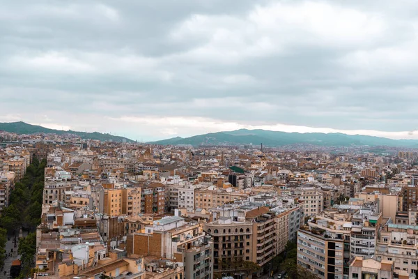 Верхній Вигляд Барселони Багатоквартирними Будинками Горами Задньому Плані — стокове фото