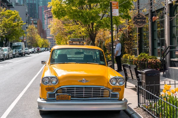 Brooklyn Mayo 2022 Amarillo Taxi Retro Esperando Frente Box House — Foto de Stock