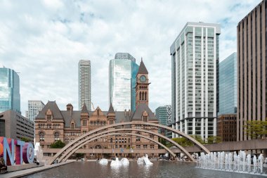 Toronto, Kanada - 28 Mayıs 2022: Toronto Eski Belediye Binası ve Nathan Phillips Meydanı bulutlu bir günde