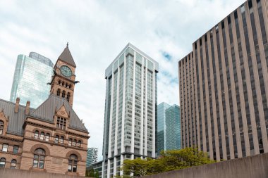 Toronto, Kanada - 28 Mayıs 2022: Toronto Eski Belediye Binası ve Nathan Phillips Meydanı bulutlu bir günde