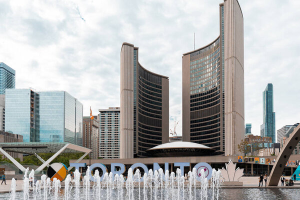 Торонто, Канада - 28 мая 2022 года: Новая ратуша Торонто и площадь Натана Филипса в пасмурный день