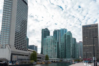 Toronto, Kanada - 28 Mayıs 2022: modern cam mimari binaları. Ofis binalarının dışı