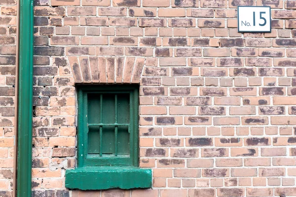 Зеленое Маленькое Ретро Окно Решетками Старом Здании Кирпичной Стеной — стоковое фото
