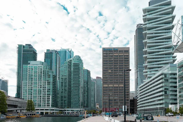 Toronto, Kanada - 28 Mayıs 2022: 27. İskele 'deki kulesi olan modern cam mimari binalar. Eğri balkonları ve ofis binalarının dış yüzeyi olan konutlar.