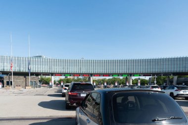 Toronto, Kanada - 28 Mayıs 2022: ABD-Kanada sınırı Toronto, Ontario. Arabalar Kanada tarafında dizildi