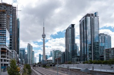 Toronto, Kanada - 28 Mayıs 2022: Bulutlu bir günde Toronto gökdeleni ve mali cam binalar