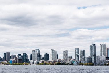 Toronto gökdeleninin arka planında modern yüksek finans binaları var. Toronto 'daki gökdelenler