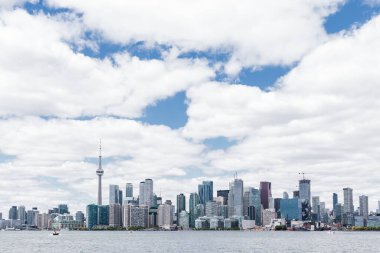 Toronto gökdeleninin arka planında modern yüksek finans binaları var. Toronto 'daki gökdelenler