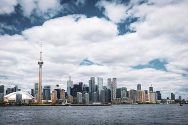 Toronto, Kanada - 28 Mayıs 2022: Toronto silueti, arka planda modern yüksek finans binaları. Toronto 'daki gökdelenler