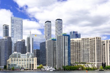 Toronto, Kanada - 28 Mayıs 2022: Toronto silueti, arka planda modern yüksek finans binaları. Toronto 'daki gökdelenler