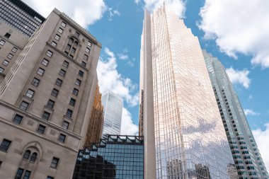 Toronto, Kanada - 28 Mayıs 2022: Toronto, Kanada 'da gökdelen altın camla kaplandı. Royal Bank Plaza binası merkez olarak hizmet veriyor.