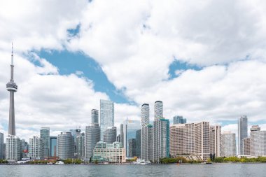 Toronto, Kanada - 28 Mayıs 2022: Toronto silueti, arka planda modern yüksek finans binaları. Toronto 'daki gökdelenler