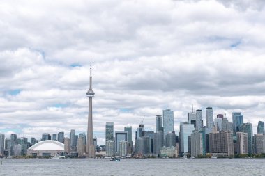 Toronto, Kanada - 28 Mayıs 2022: Toronto silueti, arka planda modern yüksek finans binaları. Toronto 'daki gökdelenler