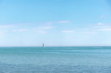 Güneşli bir günde, açık denizde yelkenli gezintisi.