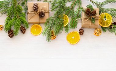 Spruce dalları, koniler, hediyeler, beyaz ahşap arka planda, metin için boşluğu olan bir Noel düzeni.. 