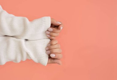 Pembe arka planda bakımlı kadın elleri, nazik manikür.. 