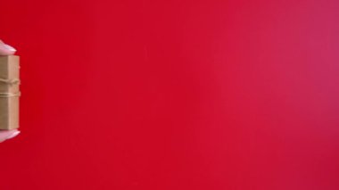 El hediyeyi kırmızı arka planda bırakır. Metnin için boşluğu olan bir düzenName.