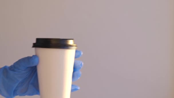 Hand Dragen Rubberen Handschoen Voedt Papieren Beker Koffie Concept Van — Stockvideo